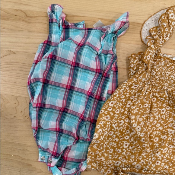 Set of 4 Baby Rompers and Dresses - Picture 4 of 9